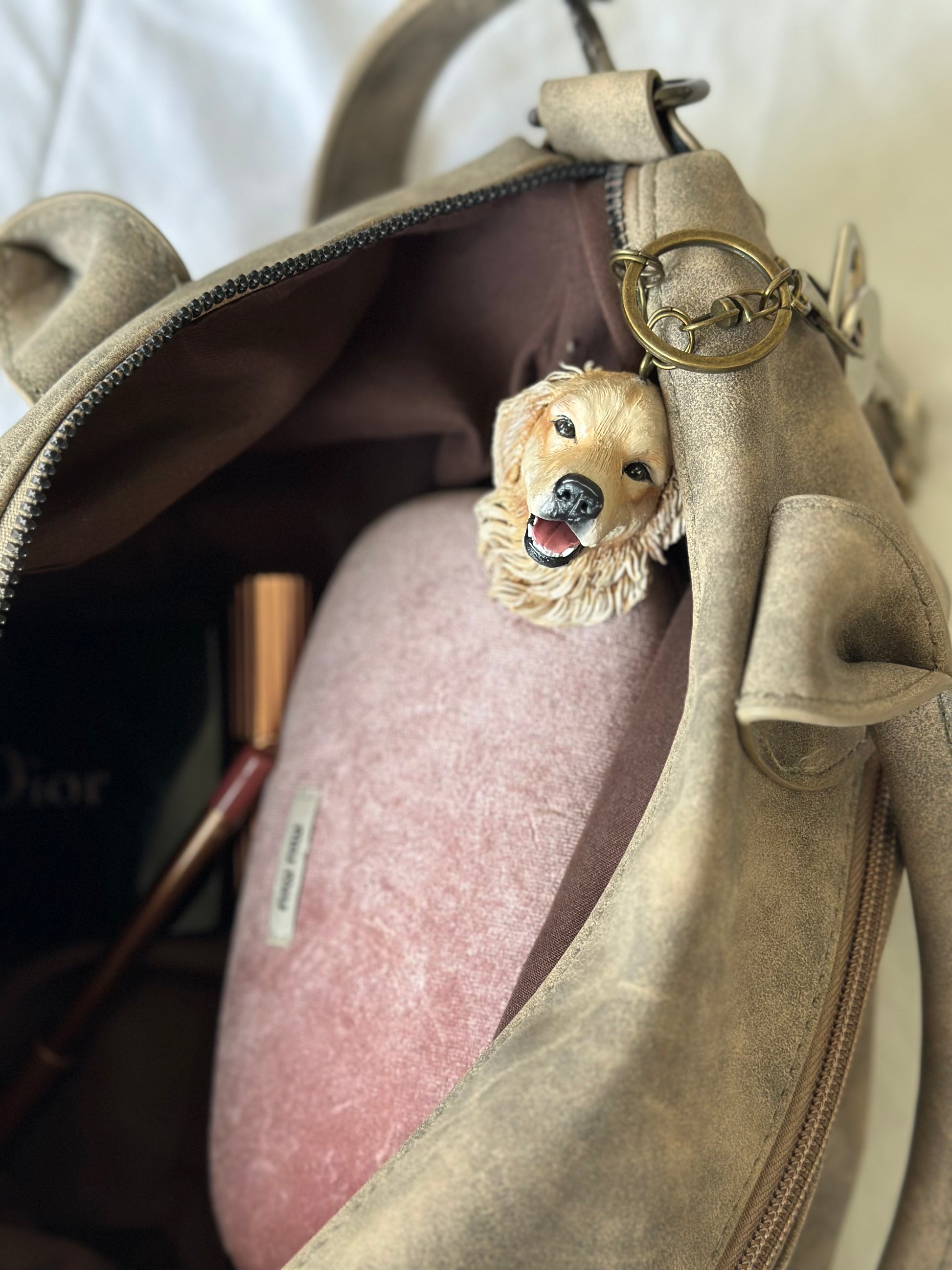 Realistic pet portrait keychain with hand-painted details, created as a small but emotional reminder of a special companion.