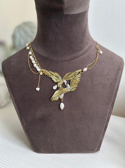 Artistic eagle-inspired necklace with pearl details, a vintage-style statement piece for collectors of sophisticated, symbolic and luxurious accessories.