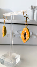 Load image into Gallery viewer, Orecchini pendenti  di frutta papaia
