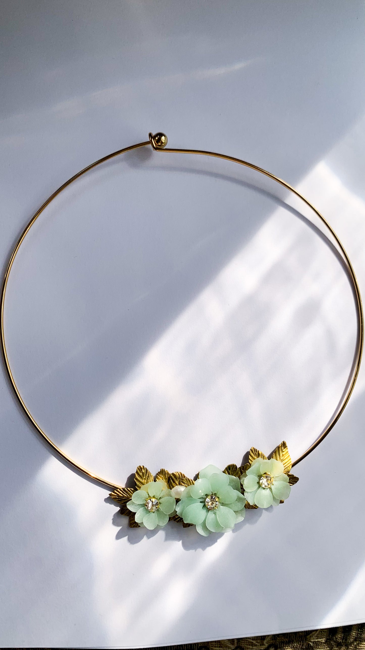 Girocollo elegante foglie d'oro e fiori