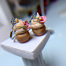 Carica l&#39;immagine nel visualizzatore di Gallery, orecchini fimo dolcetti cupcake
