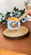 Load image into Gallery viewer, cibo finto crunchy roll portachiavi sushi
