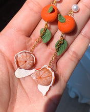 Load image into Gallery viewer, Orecchini pendenti Mandarino e perline
