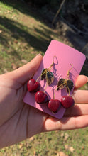 Load image into Gallery viewer, Orecchini ciliegie a forma di cuore cibo finto
