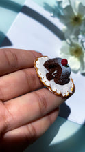 Load image into Gallery viewer, Segnalibro dolci finti tortino al cioccolato con cuore morbido
