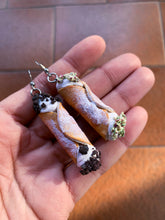 Load image into Gallery viewer, Cannoli siciliani Orecchini particolari cibo finto realistico
