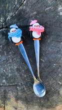 Load image into Gallery viewer, cucchiani decorati pinguini idea regalo san valentino , compleanni , anniversario 
